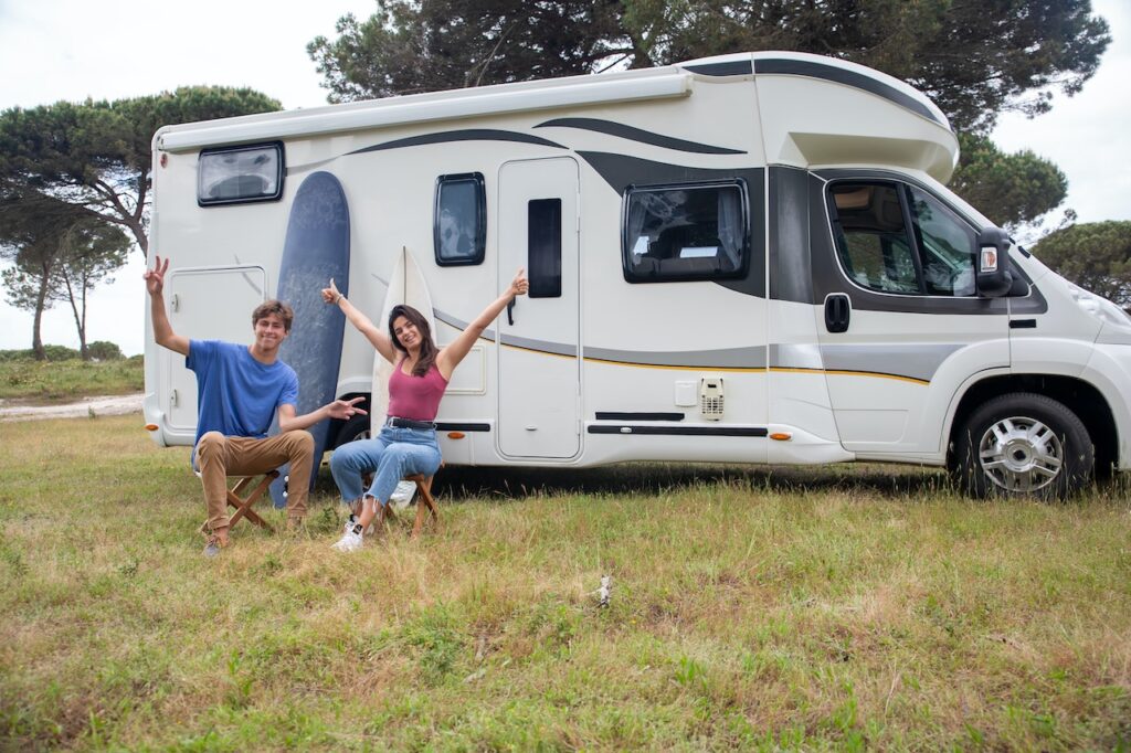 Twee caravanbezitters zitten voor hun caravan